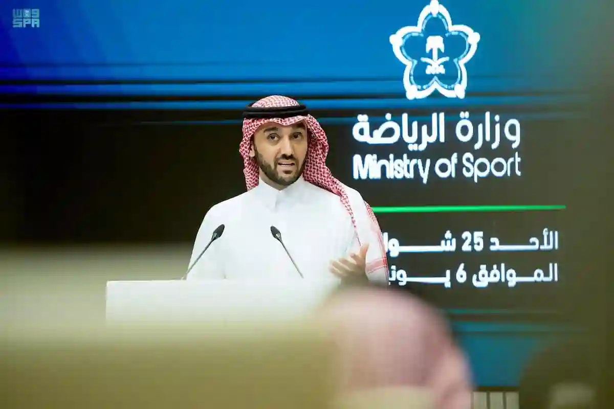  وزير الرياضة السعودي يرد على أنباء التعاقد مع نجم عربي محترف
